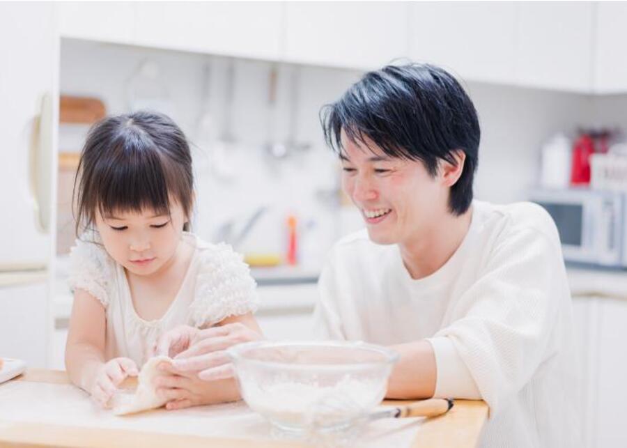 焼きたてパンのある朝食風景