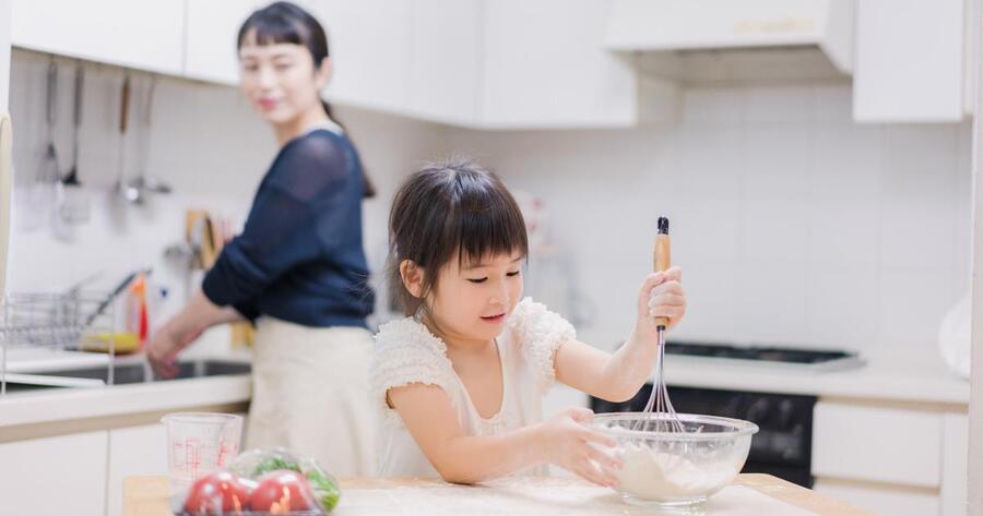 家族でパン作りを楽しむシーン